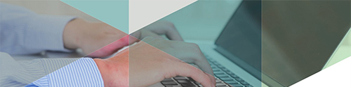 Digitare a mano sulla tastiera di un computer portatile